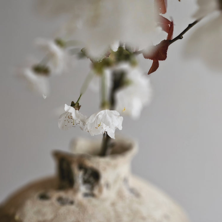 Efeso / vaso in grès nero stratificato bianco vulcanico