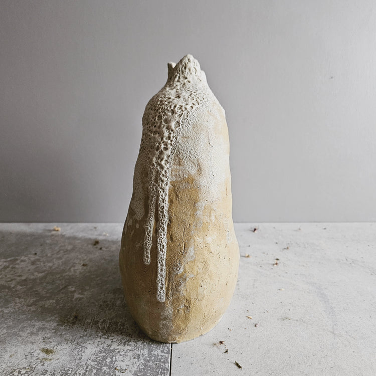 Tebe / vaso in grès crema e smalto vulcanico