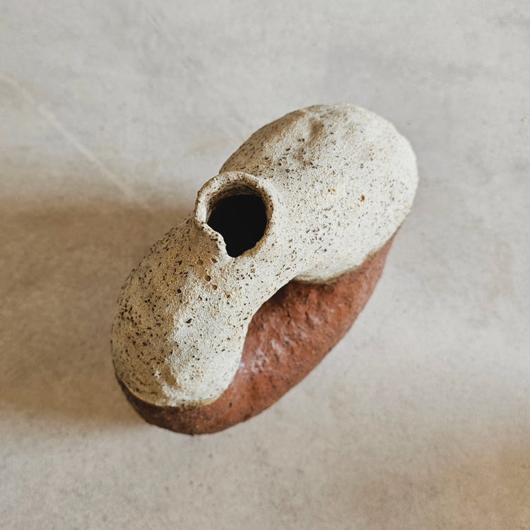 Tebe / vaso in grès rosso e smalto vulcanico