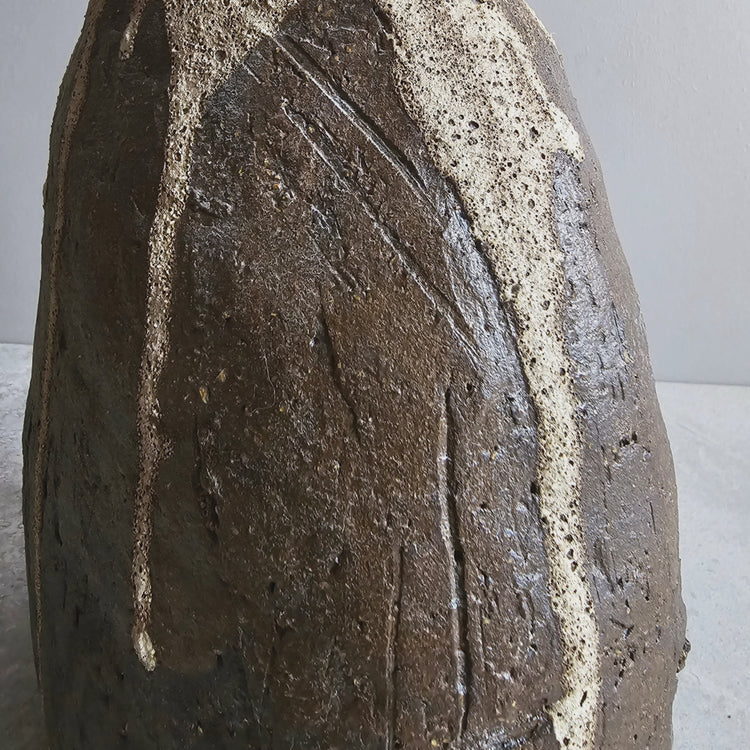 Naxos / vaso in grès scuro e smalto schiumoso