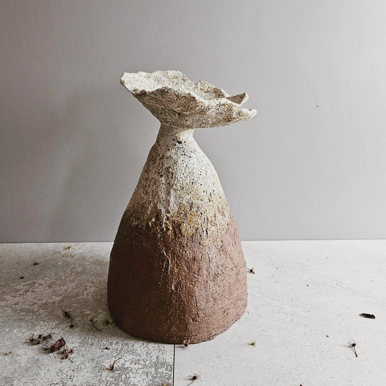 Fiore di roccia / vaso in grès rosso e smalto bianco