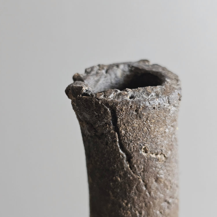 Naxos / vaso in grès scuro e smalto schiumoso