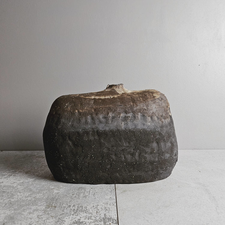 Pompei / vaso in grès e smalto nero vulcanico