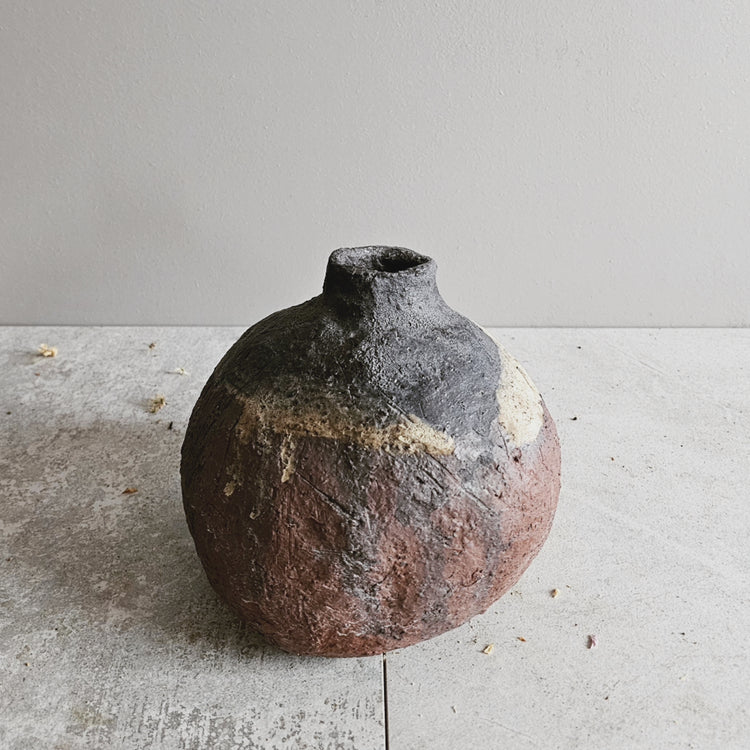 Efeso / vaso in grès rosso stratificato bianco e nero