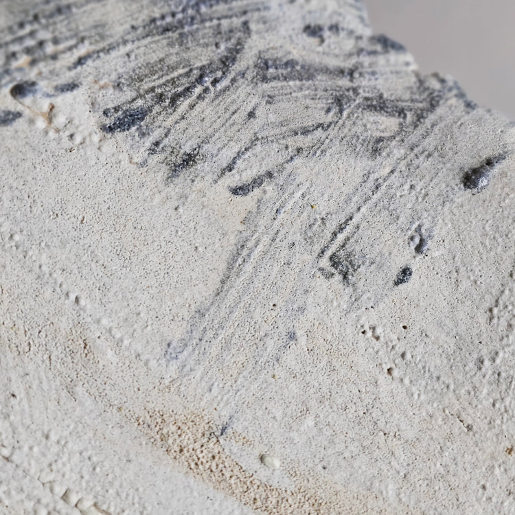 Fiore di roccia / vaso in grès crema e smalto vulcanico azzurro