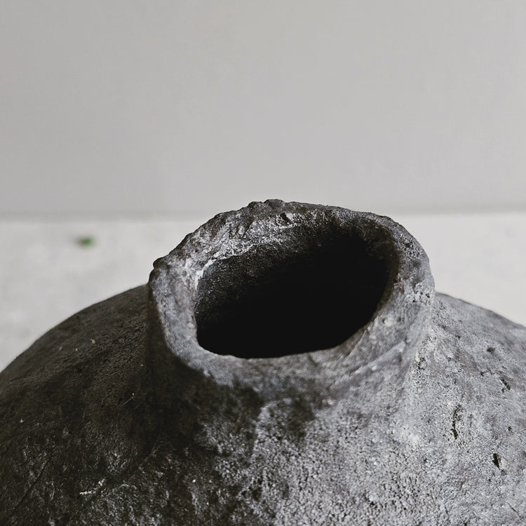 Efeso / vaso in grès rosso stratificato bianco e nero