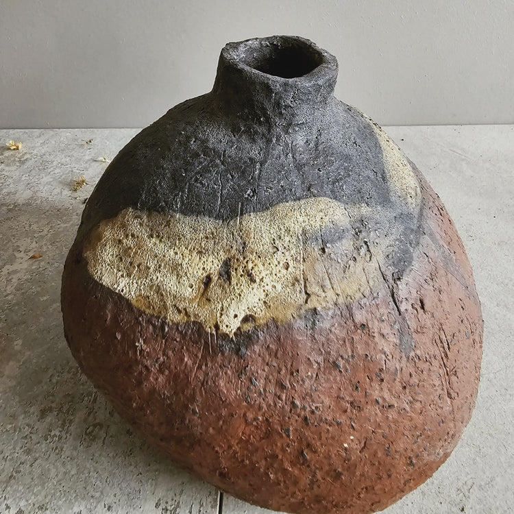 Efeso / vaso in grès rosso stratificato bianco e nero