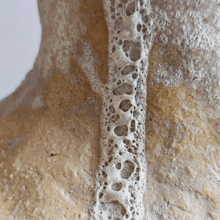 Tebe / vaso in grès crema e smalto vulcanico