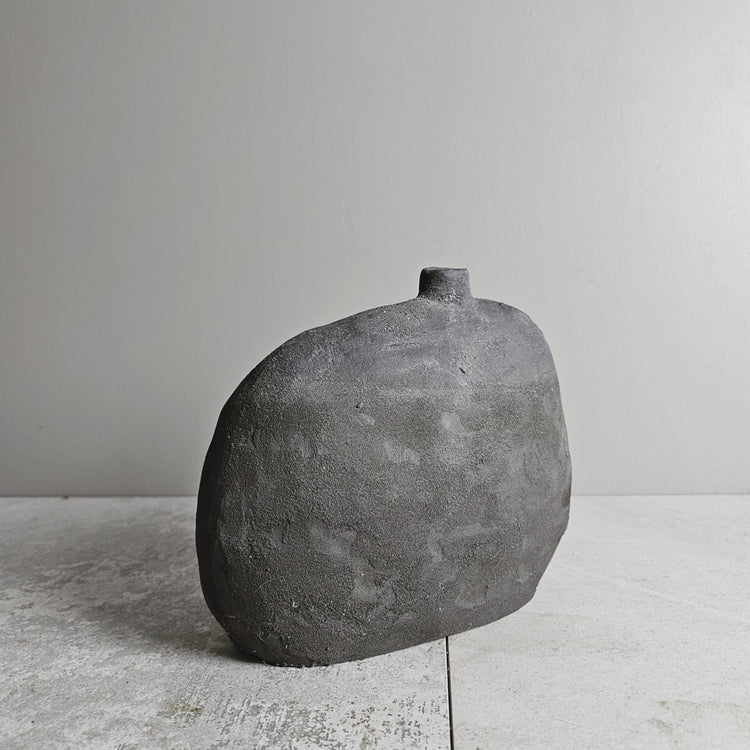 Obscura / vaso in grès e smalto nero vulcanico