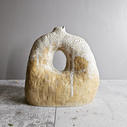 Tebe / vaso in grès crema e smalto vulcanico