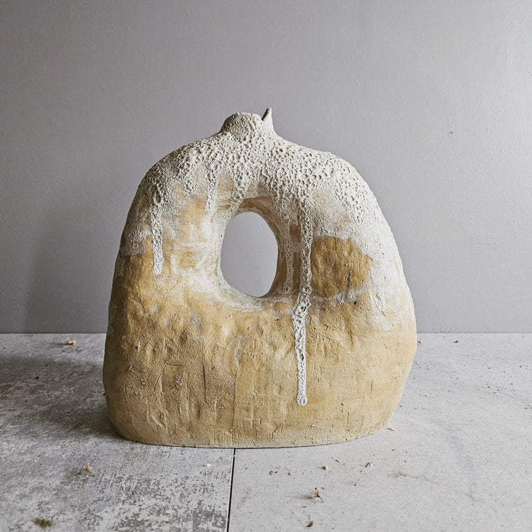 Tebe / vaso in grès crema e smalto vulcanico