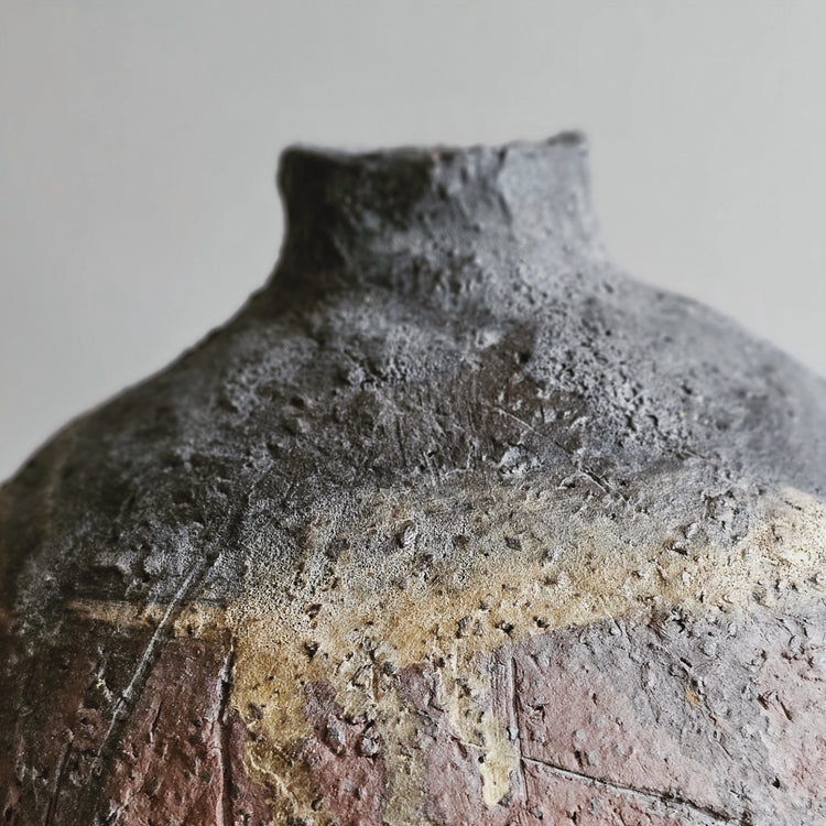 Efeso / vaso in grès rosso stratificato bianco e nero