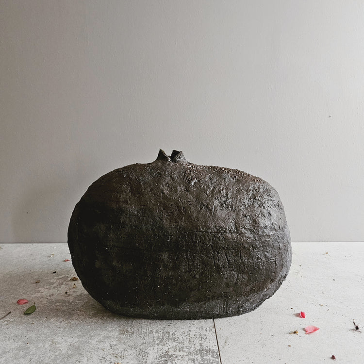 Obscura / vaso in grès bruno-nero